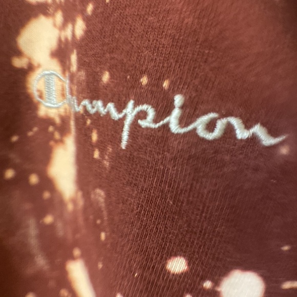 Medium champion maroon bleach, star pattern shirt. - Picture 3 of 4